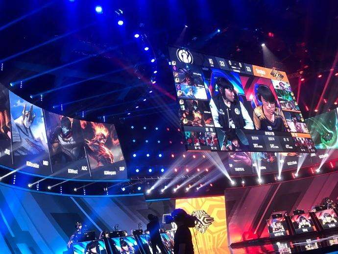 電子競技應(yīng)用液晶拼接大屏幕，開啟大銀幕新時(shí)代