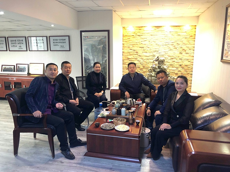 中億?？萍夹陆止境闪⒔遗苾x式合影