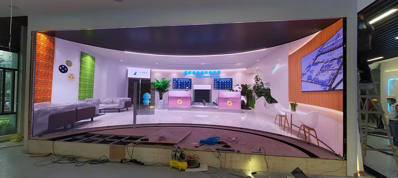 55寸LOED弧形滑軌屏-助力成都芯谷產(chǎn)業(yè)園多媒體展廳建設
